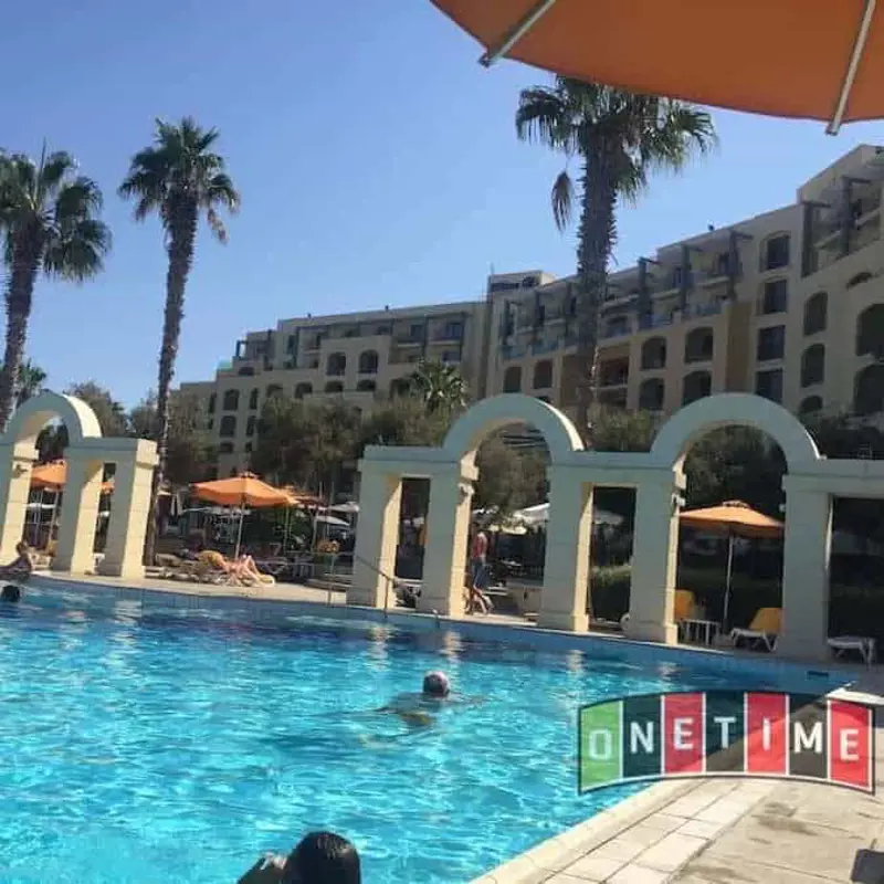 Zwembad Hilton Malta Edited